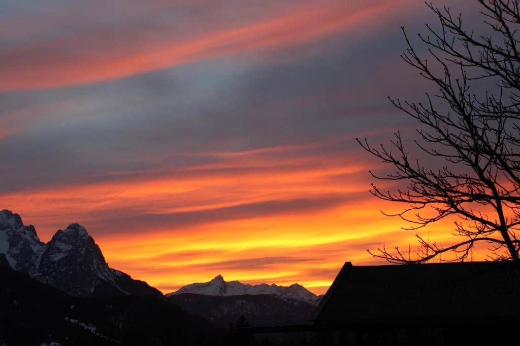 Pfeiffer Alm Am Sonnenhang Mit Blick Auf Die Zugspitze 가르미슈파르텐키르헨 외부 사진