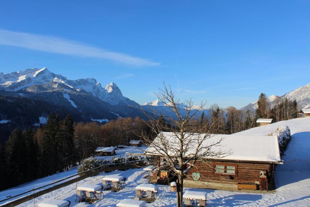 Pfeiffer Alm Am Sonnenhang Mit Blick Auf Die Zugspitze 가르미슈파르텐키르헨 외부 사진